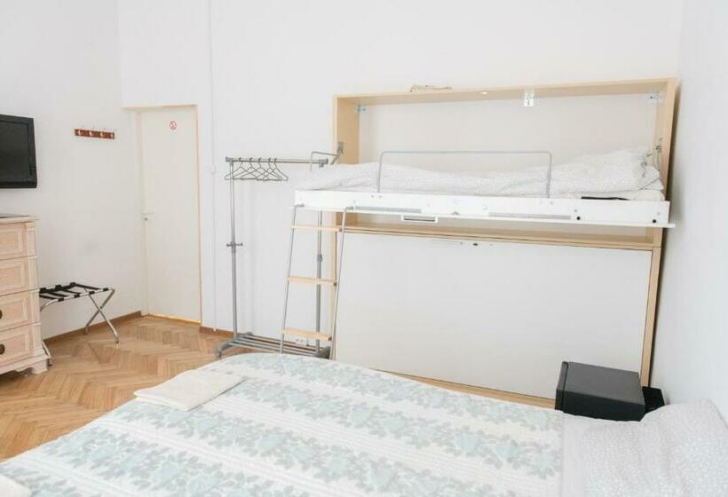سوییت خانوادگی, Hostel Liberty