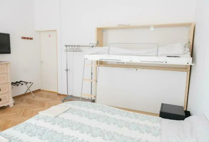 سوییت خانوادگی, Hostel Liberty