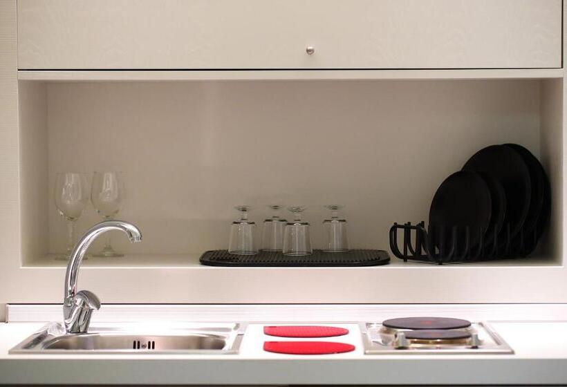 キングサイズベッドのスイートルーム, Nearhome Smart Suites Guest House