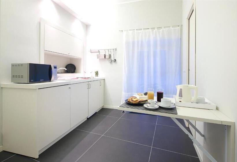 キングサイズベッドのスイートルーム, Nearhome Smart Suites Guest House