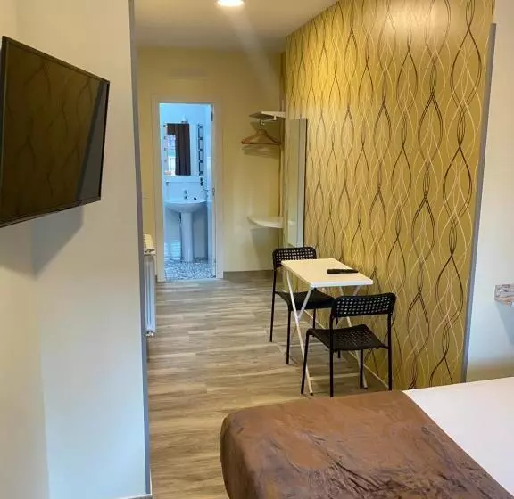 اتاق لوکس با بالکن, Hostal Alaska