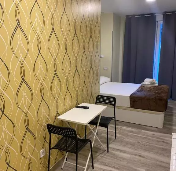 اتاق لوکس با بالکن, Hostal Alaska