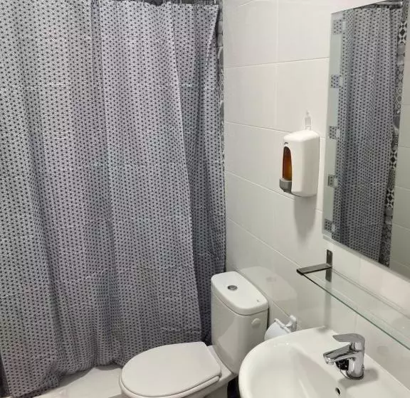 اتاق لوکس با بالکن, Hostal Alaska