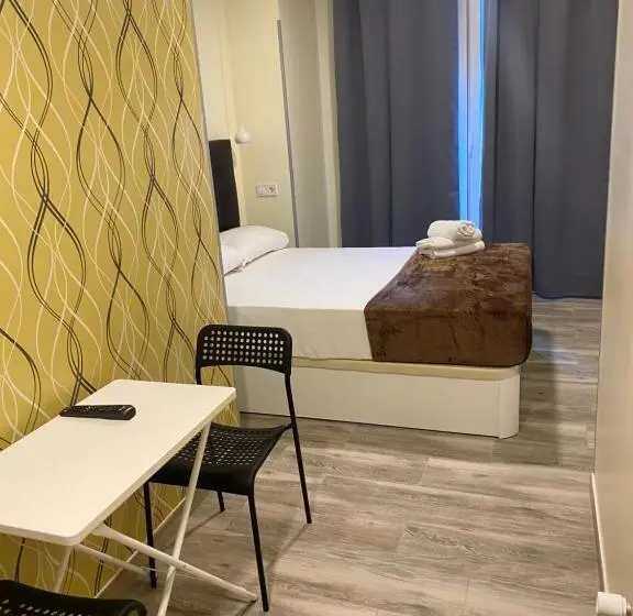 اتاق لوکس با بالکن, Hostal Alaska
