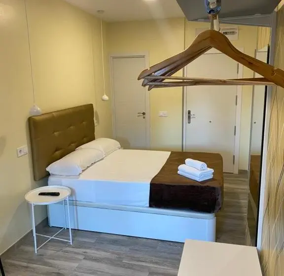 اتاق لوکس با بالکن, Hostal Alaska