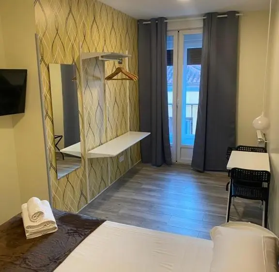 اتاق لوکس با بالکن, Hostal Alaska