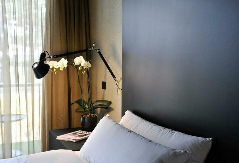 غرفة قياسية مطلّة علي حمام السباحة, Evidencia Belverde