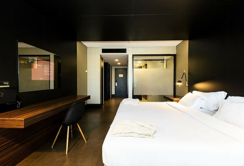 غرفة قياسية مطلّة علي حمام السباحة, Evidencia Belverde