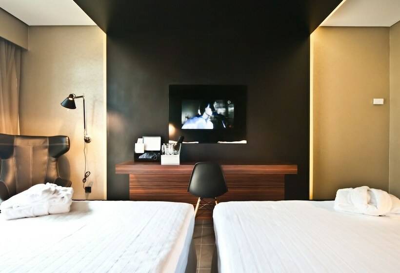 غرفة قياسية مطلّة علي حمام السباحة, Evidencia Belverde