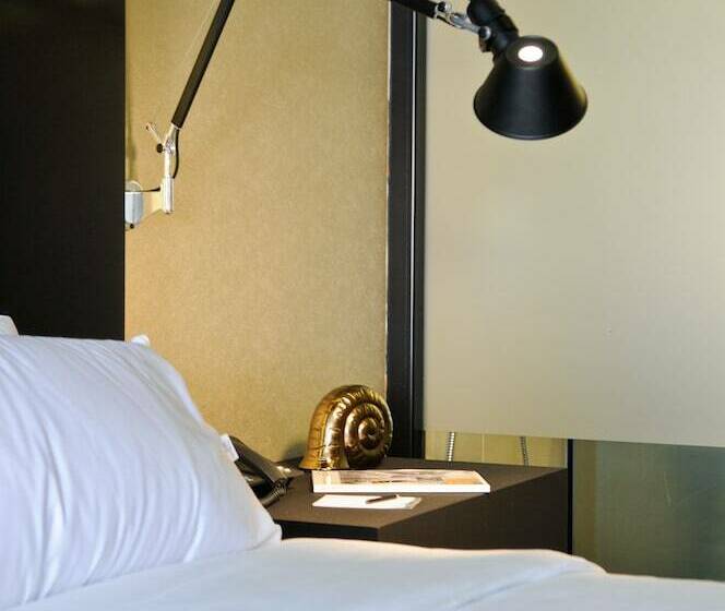 غرفة قياسية مطلّة علي حمام السباحة, Evidencia Belverde