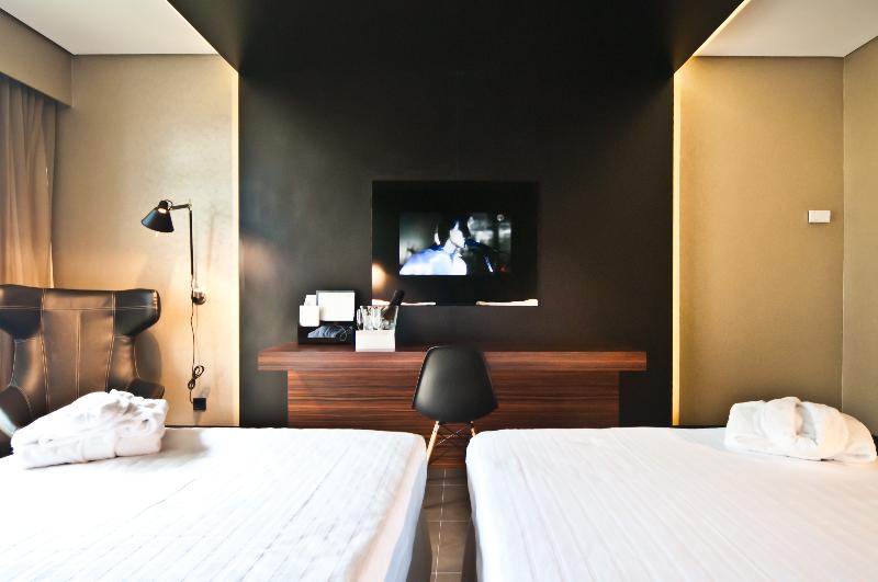 غرفة قياسية مطلّة علي حمام السباحة, Evidencia Belverde