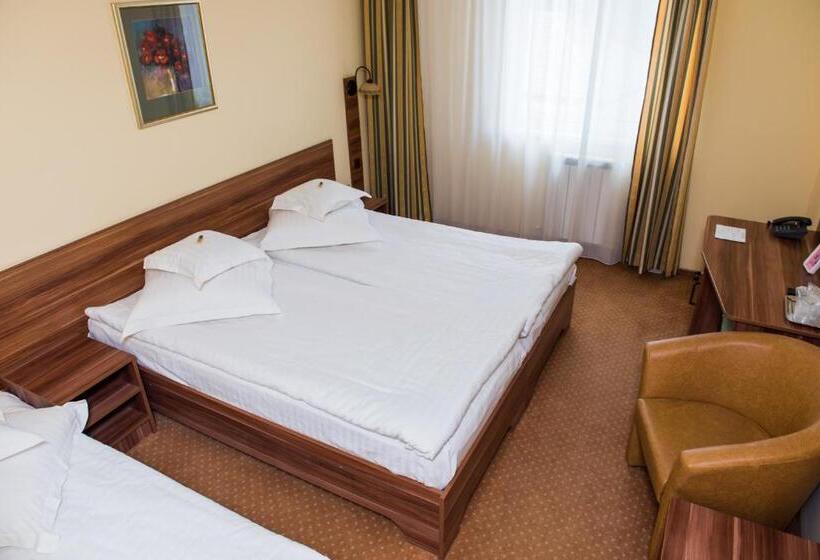 Chambre Familiale, Lyra