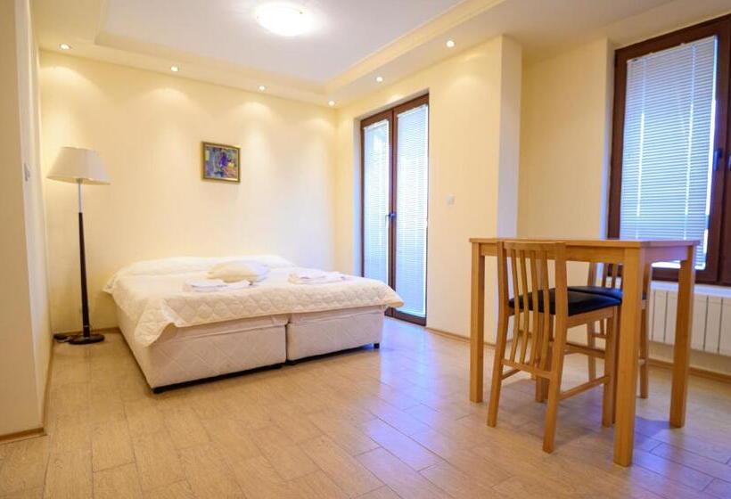 استودیوی استاندارد, Parklands Hotel & Pool