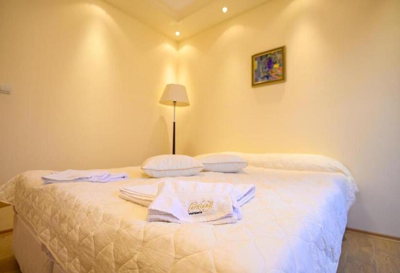 إستوديو قياسى, Parklands Hotel & Pool