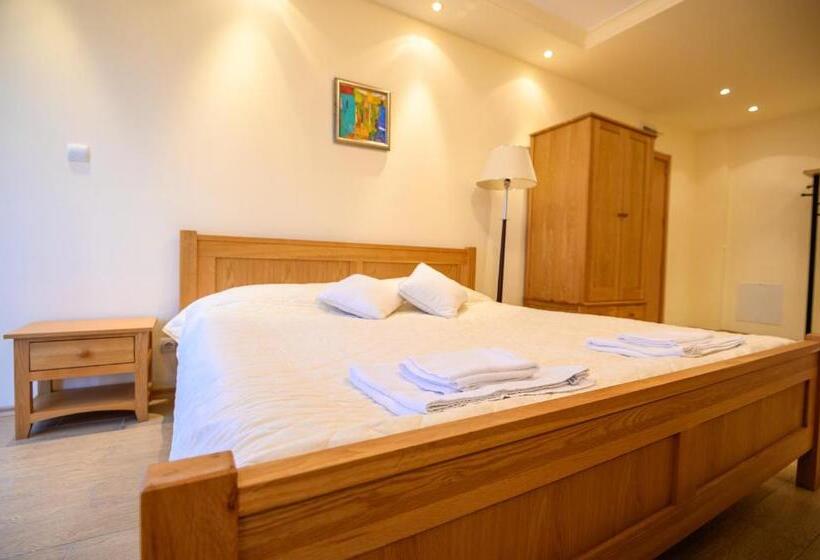 استودیوی سوپریور, Parklands Hotel & Pool