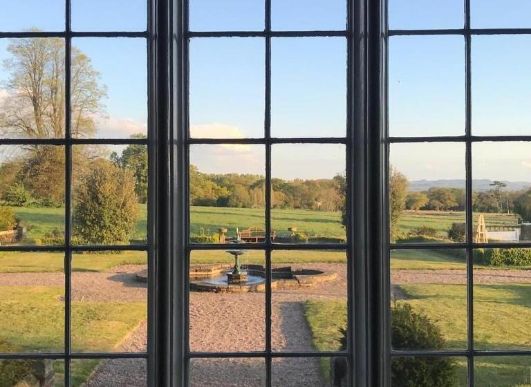 סוויטה, Willington Hall