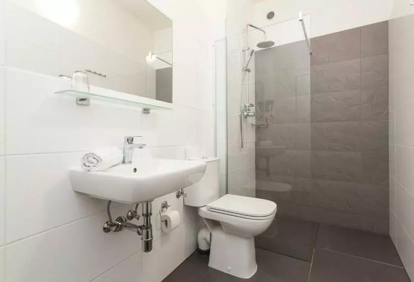 Standard Yhden Hengen Huone, Pension Akat
