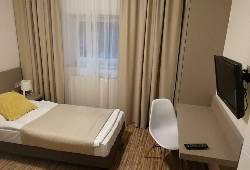 Quarto Estandar Individual, Pension Akat