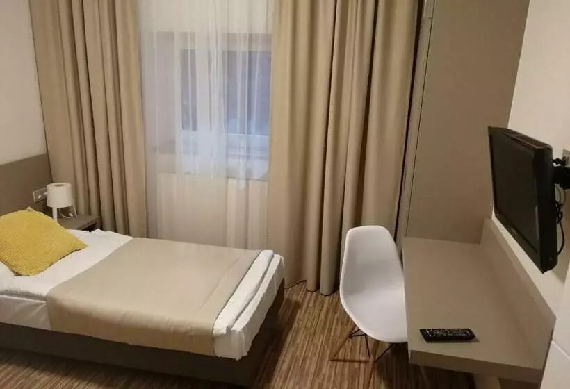 Standard Yhden Hengen Huone, Pension Akat