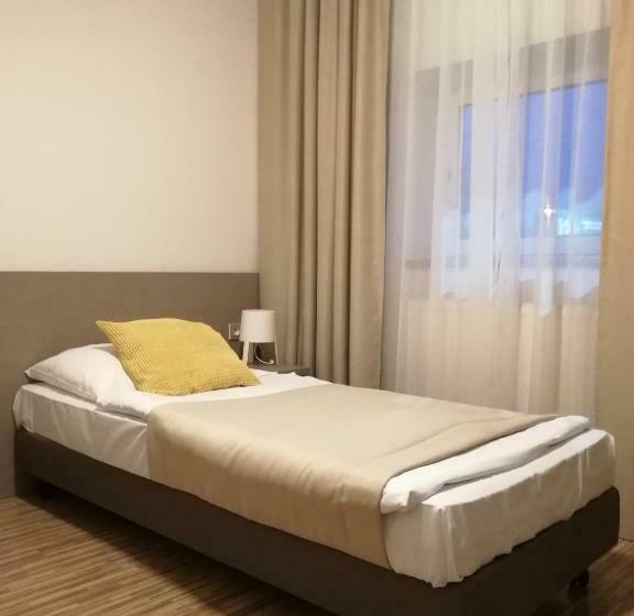 Quarto Estandar Individual, Pension Akat