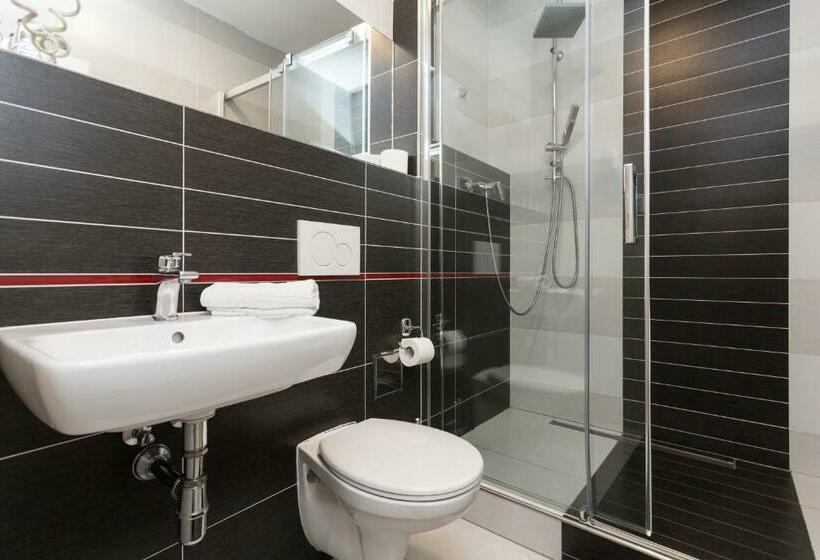 Quarto Estandar, Pension Akat