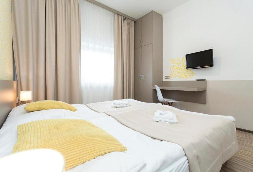 Quarto Estandar, Pension Akat