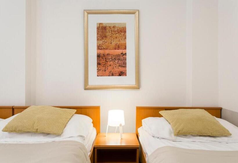 Quarto Triplo Estandar, Pension Akat