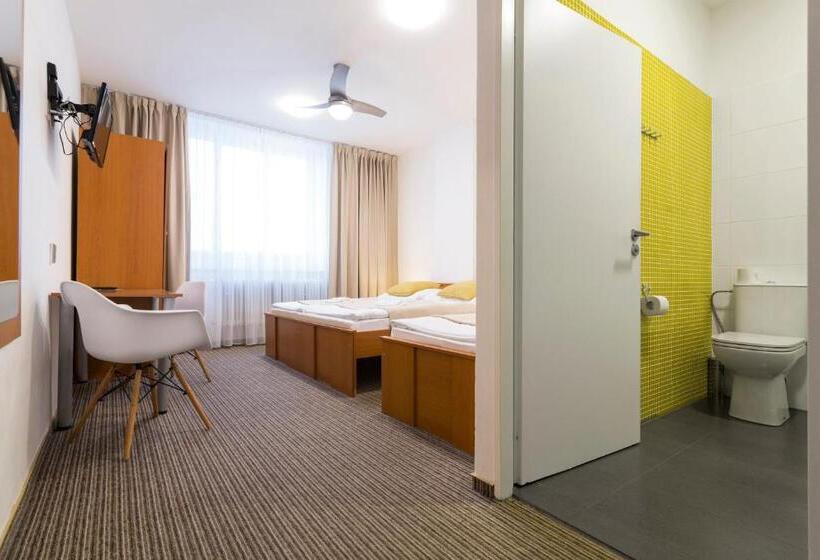 Quarto Triplo Estandar, Pension Akat