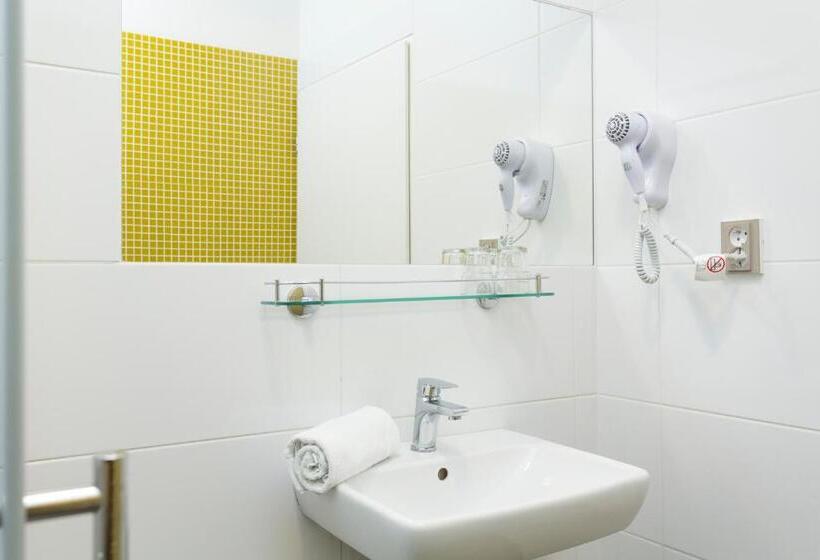 Quarto Triplo Estandar, Pension Akat