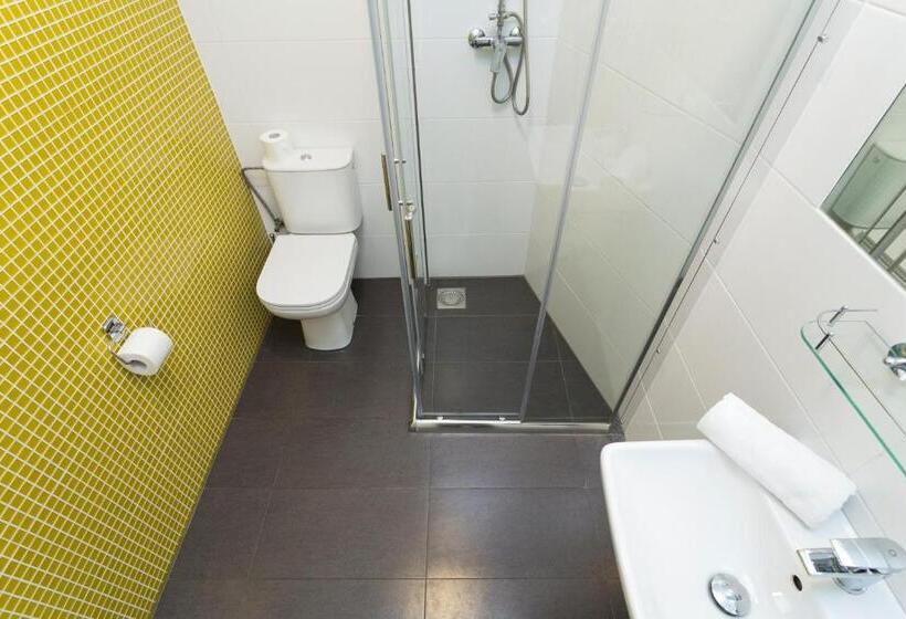 Quarto Triplo Estandar, Pension Akat