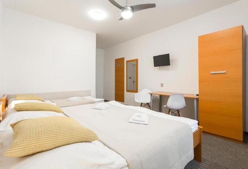 Quarto Triplo Estandar, Pension Akat