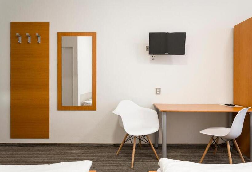 Quarto Triplo Estandar, Pension Akat