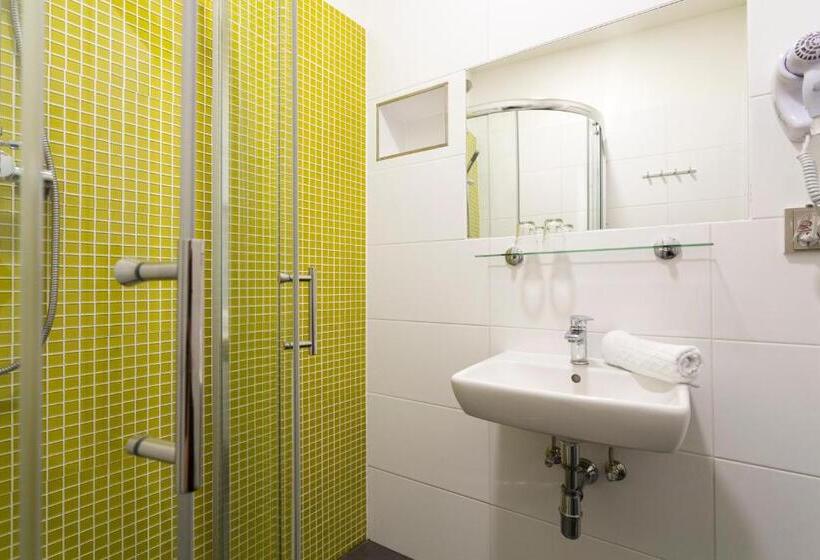 Quarto Estandar, Pension Akat