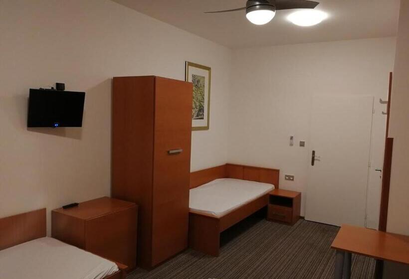 Quarto Quádruplo Estandar, Pension Akat