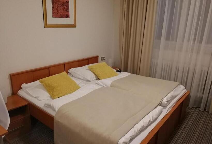 Quarto Quádruplo Estandar, Pension Akat