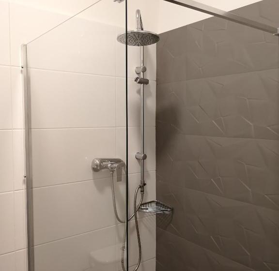 Quarto Quádruplo Estandar, Pension Akat