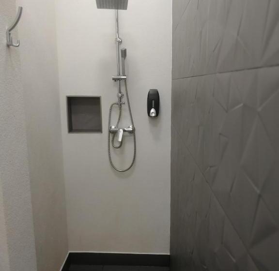 Quarto Estandar Banheiro Compartilhado, Pension Akat