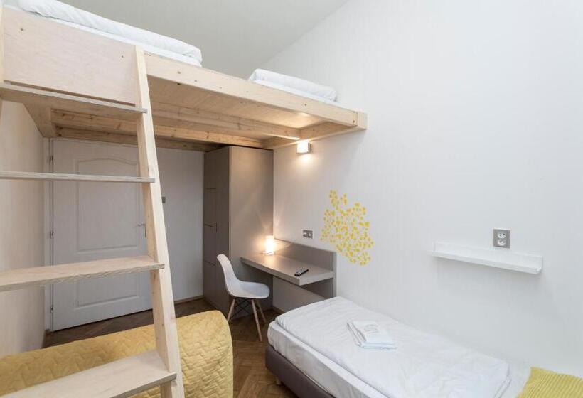 Quarto Estandar Banheiro Compartilhado, Pension Akat