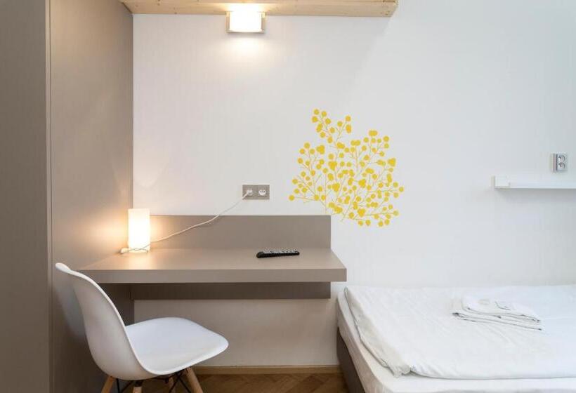 Quarto Estandar Individual Banheiro Compartilhado, Pension Akat