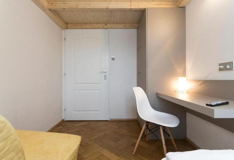 Quarto Estandar Individual Banheiro Compartilhado, Pension Akat