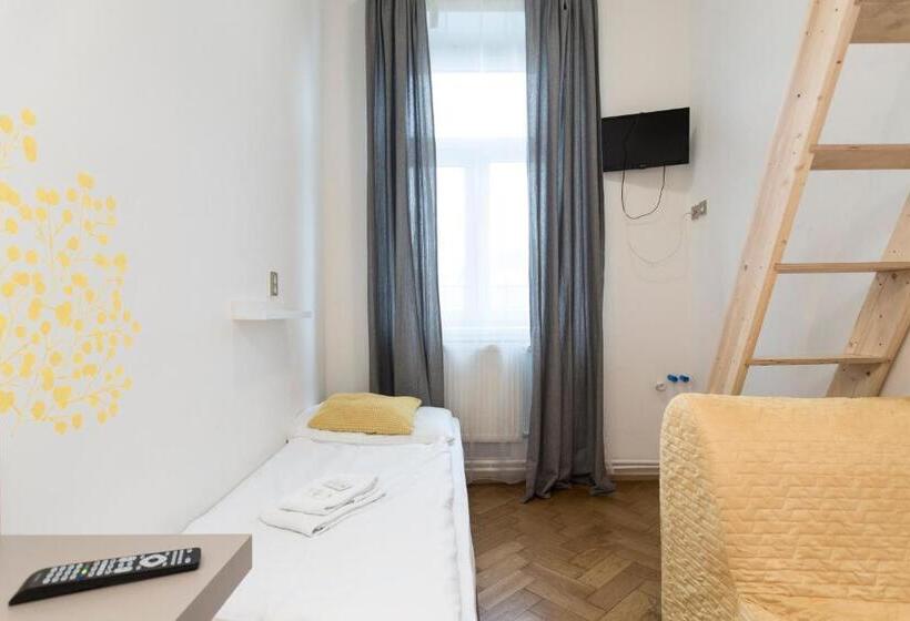 Quarto Estandar Individual Banheiro Compartilhado, Pension Akat