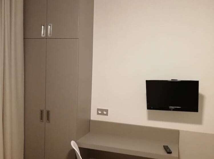 Quarto Estandar Individual, Pension Akat