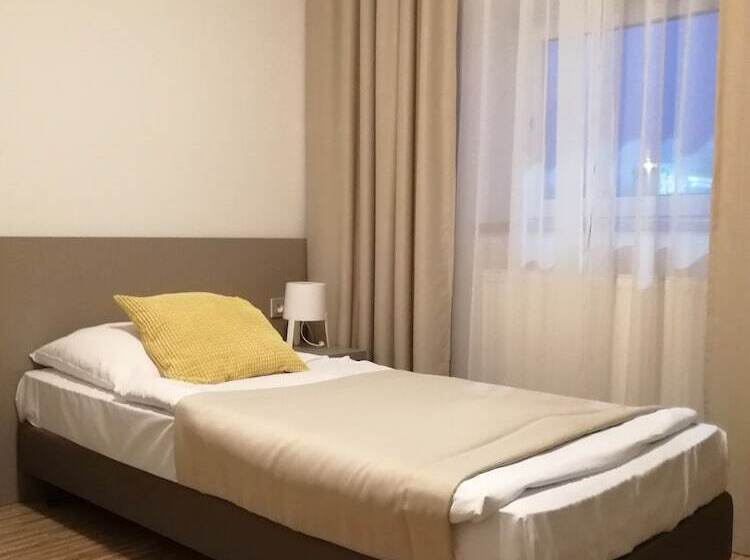 Quarto Estandar Individual, Pension Akat