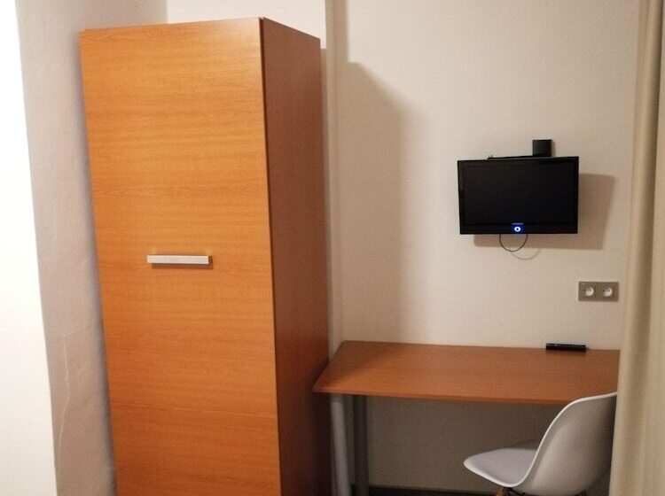 Quarto Estandar, Pension Akat