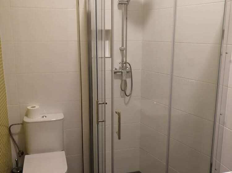 Quarto Triplo Estandar, Pension Akat