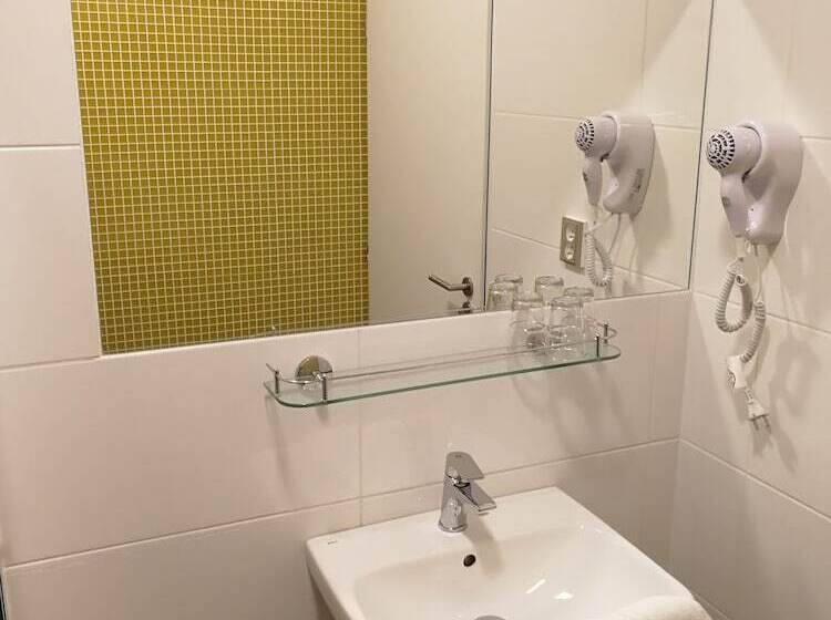 Quarto Triplo Estandar, Pension Akat