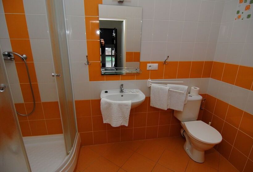 Quarto Triplo Estandar, Pension Akat