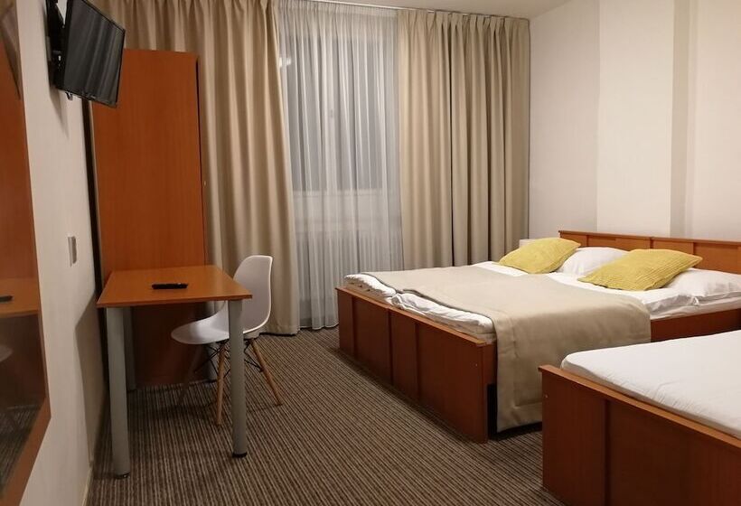 Quarto Triplo Estandar, Pension Akat