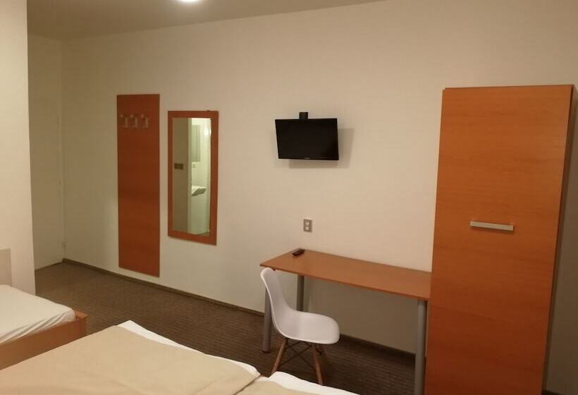 Quarto Triplo Estandar, Pension Akat