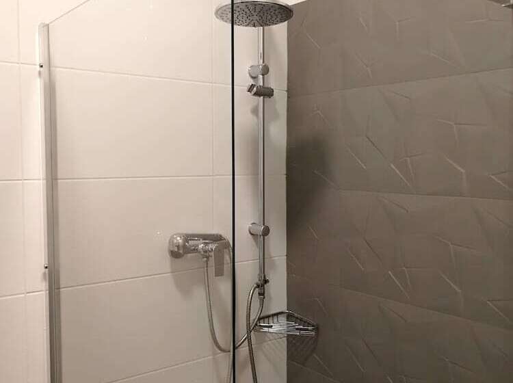 Quarto Quádruplo Estandar, Pension Akat